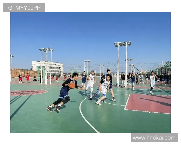 云锦路地铁站附近篮球场的热血青春与友谊碰撞的精彩瞬间